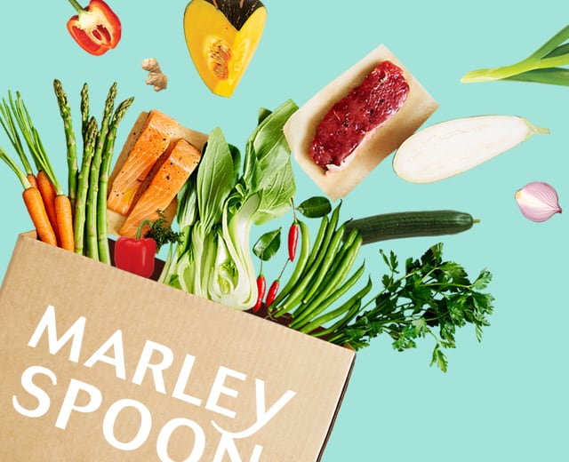 Marley Spoon maaltijdbox met verse ingrediënten die uit de box springen